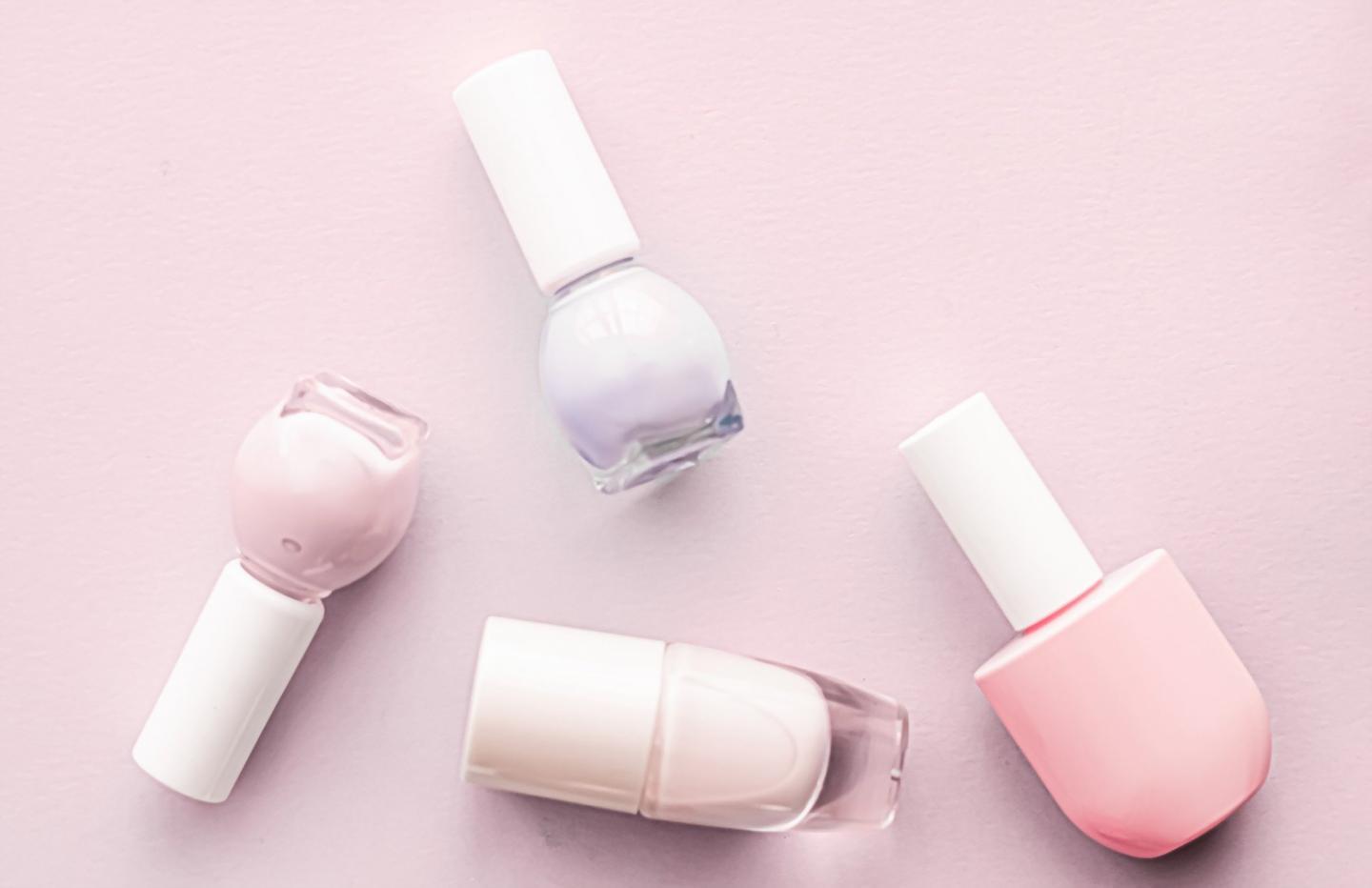 Séance de formation nail art avec étudiants pratiquant les techniques modernes
