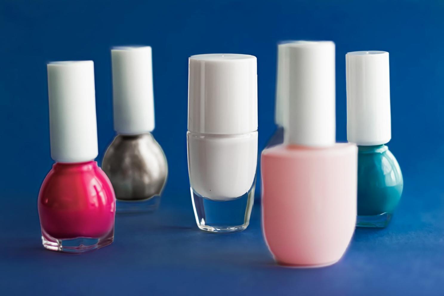 Atelier de formation nail art avec élèves concentrés sur leur technique